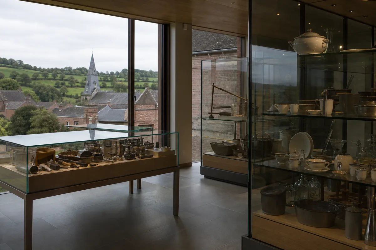 Salle d&rsquo;exposition sobre avec vitrines et objets du quotidien du siècle passé